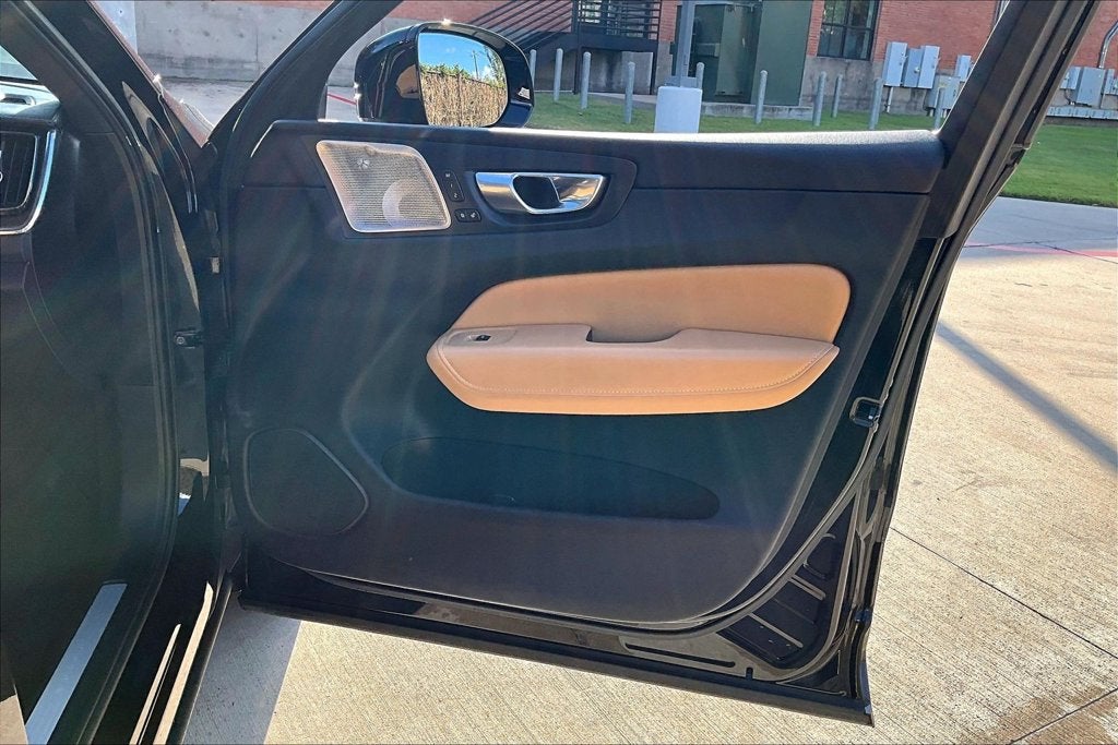 2023 Volvo XC60 B6 Ultimate Dark Theme