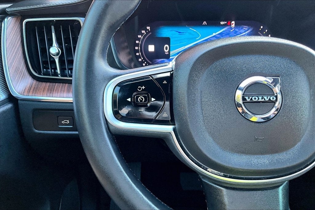 2023 Volvo XC60 B6 Ultimate Dark Theme