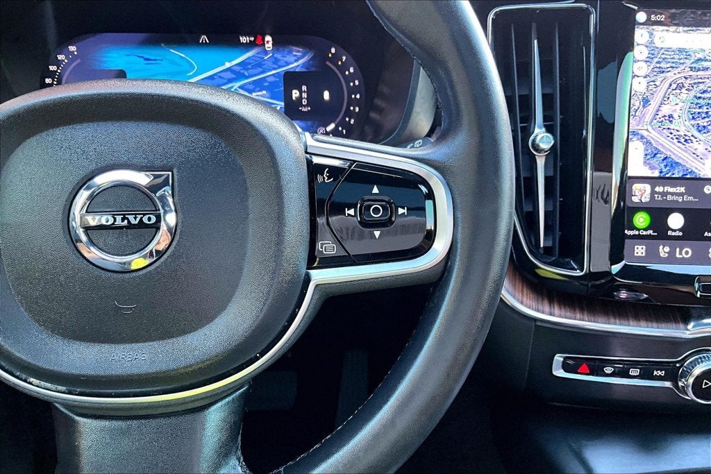 2023 Volvo XC60 B6 Ultimate Dark Theme
