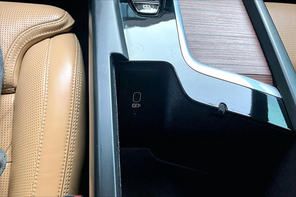 2023 Volvo XC60 B6 Ultimate Dark Theme