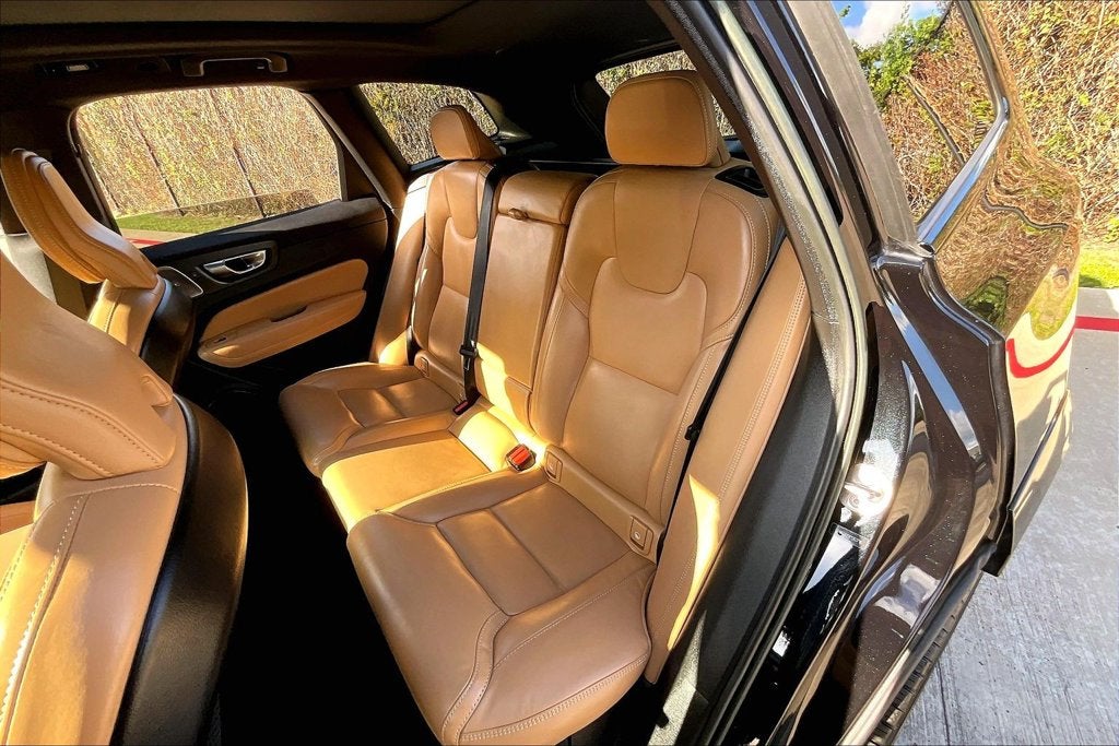 2023 Volvo XC60 B6 Ultimate Dark Theme