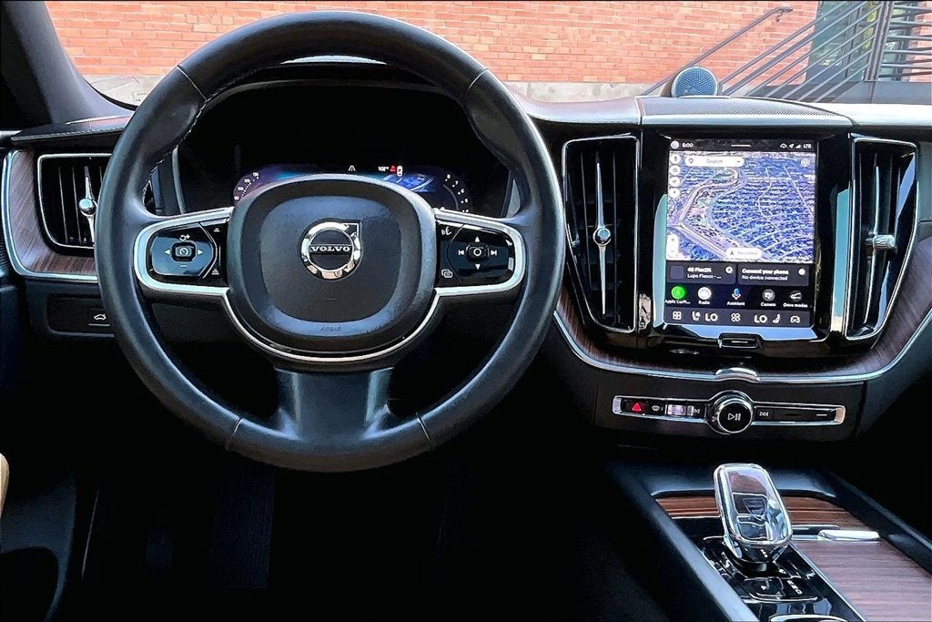 2023 Volvo XC60 B6 Ultimate Dark Theme