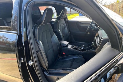 2022 Volvo XC40 R-Design