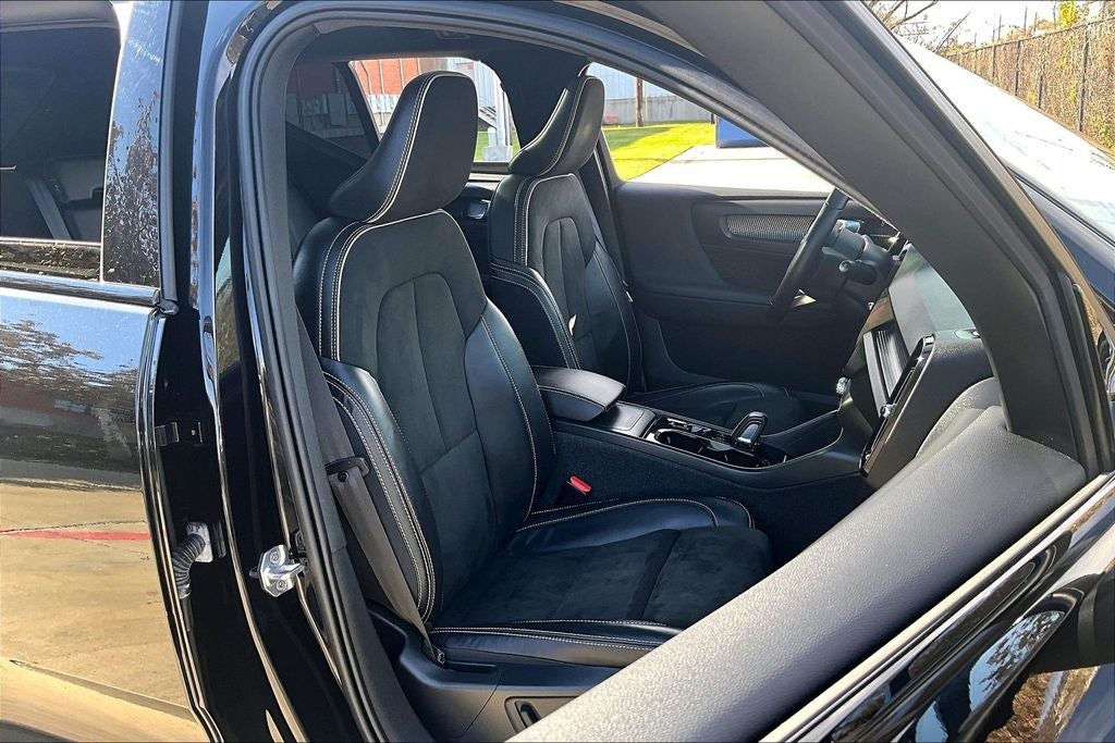 2022 Volvo XC40 R-Design