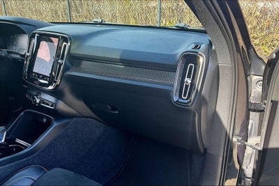 2022 Volvo XC40 R-Design