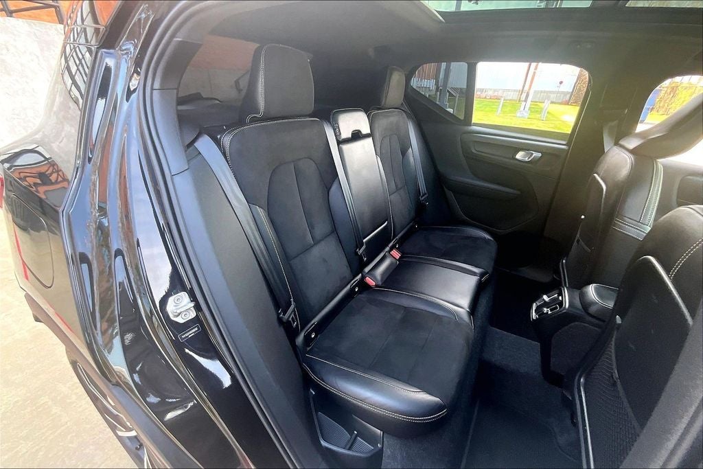 2022 Volvo XC40 R-Design