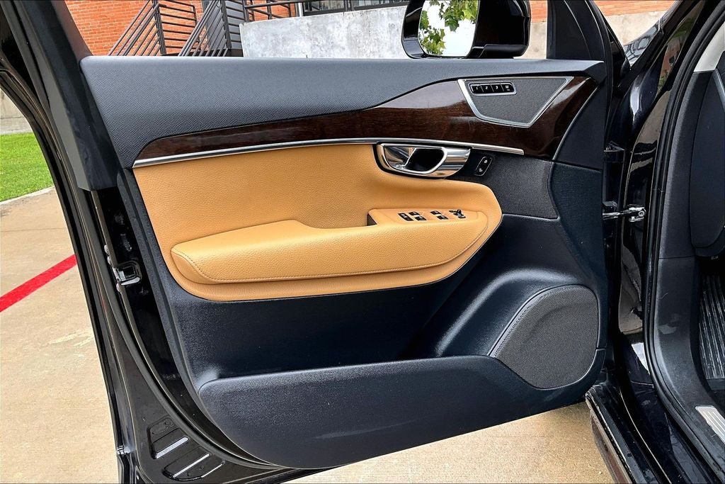 2016 Volvo XC90 T6 Momentum