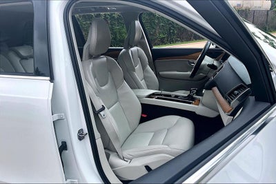 2022 Volvo XC90 T6 Momentum