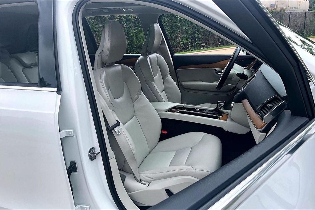 2022 Volvo XC90 T6 Momentum