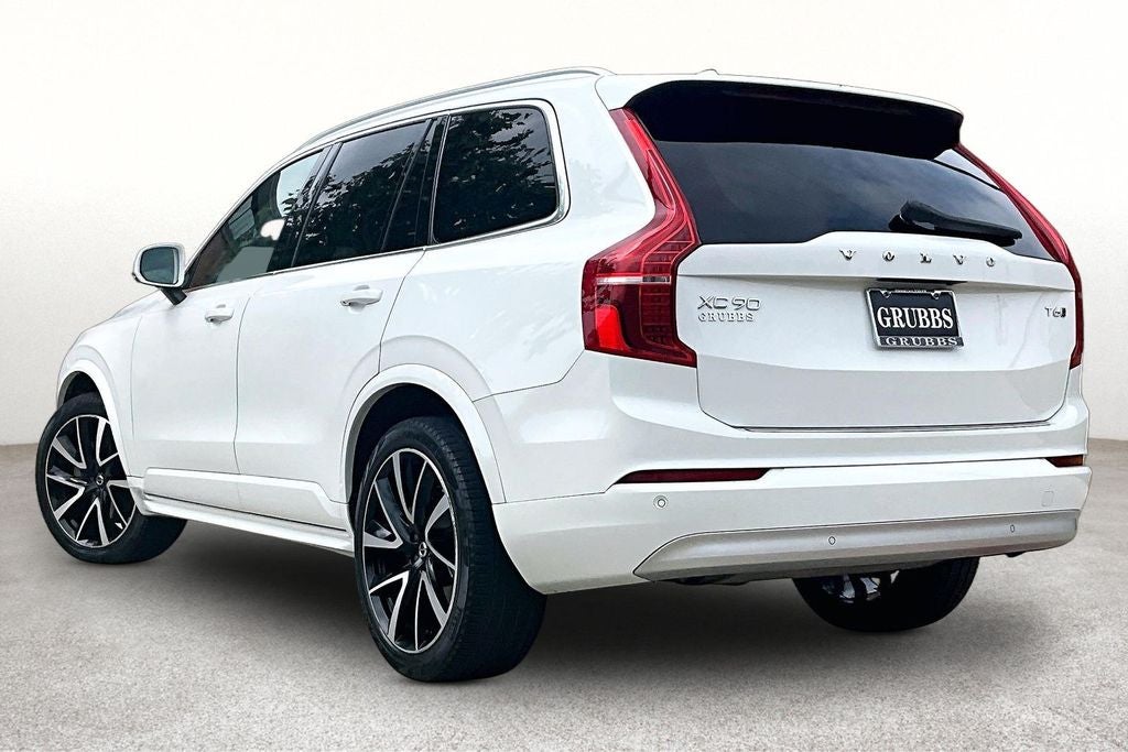 2022 Volvo XC90 T6 Momentum