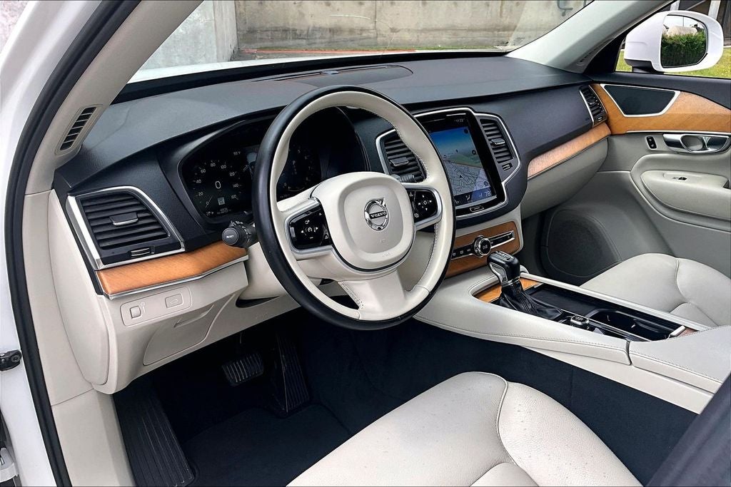 2022 Volvo XC90 T6 Momentum