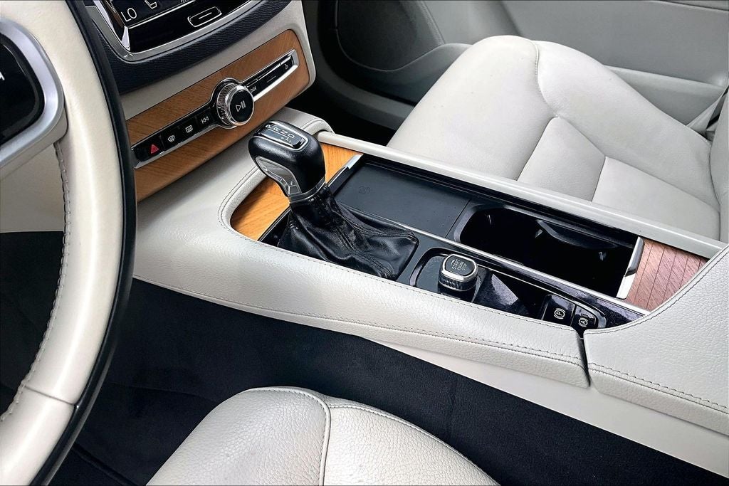 2022 Volvo XC90 T6 Momentum