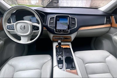 2022 Volvo XC90 T6 Momentum