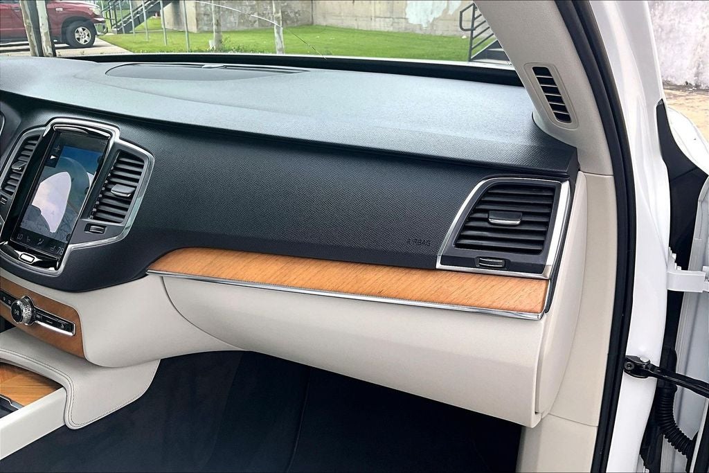 2022 Volvo XC90 T6 Momentum