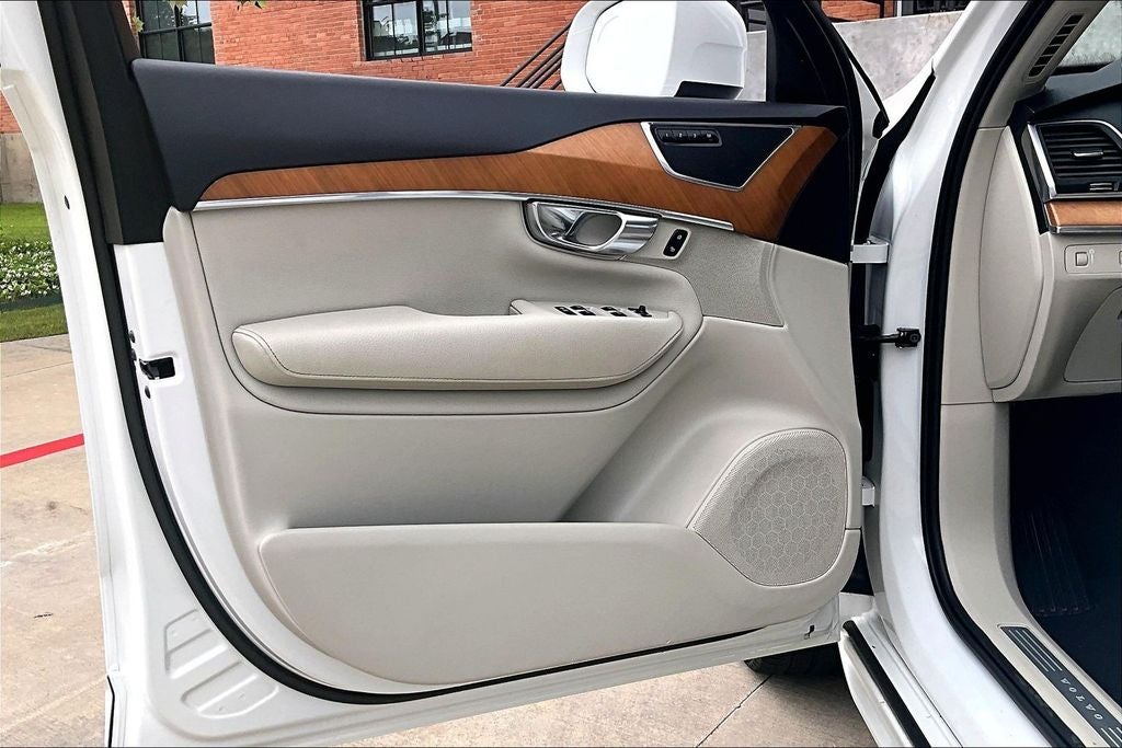 2022 Volvo XC90 T6 Momentum