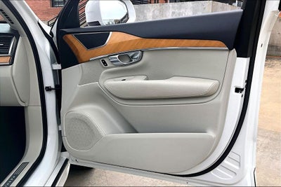 2022 Volvo XC90 T6 Momentum