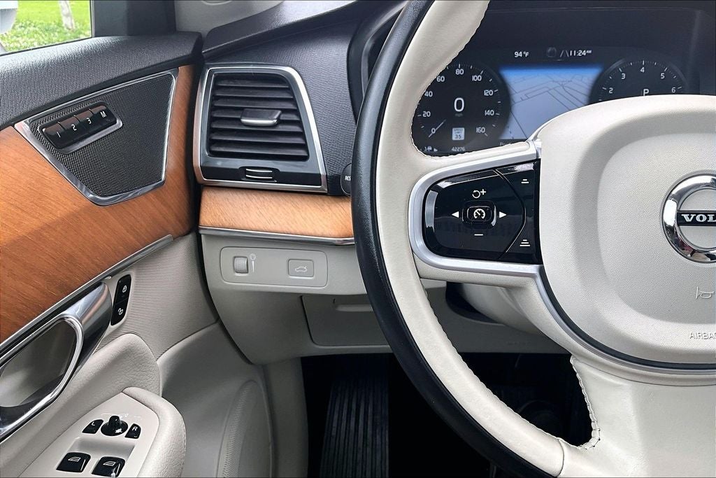 2022 Volvo XC90 T6 Momentum