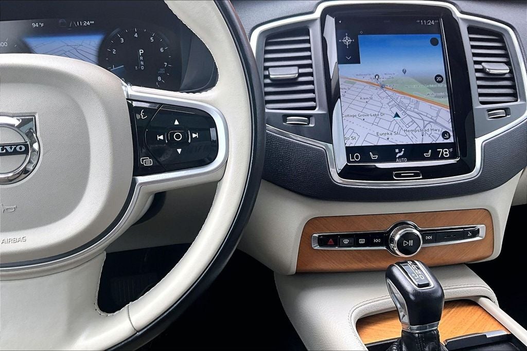 2022 Volvo XC90 T6 Momentum