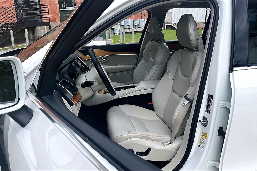 2022 Volvo XC90 T6 Momentum