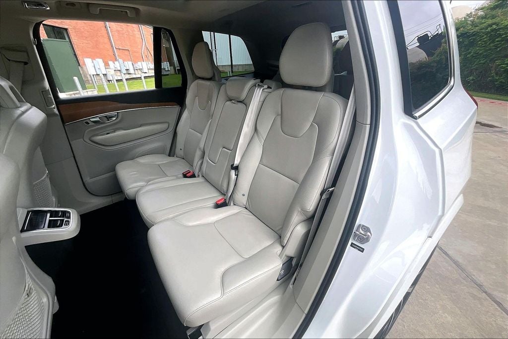 2022 Volvo XC90 T6 Momentum
