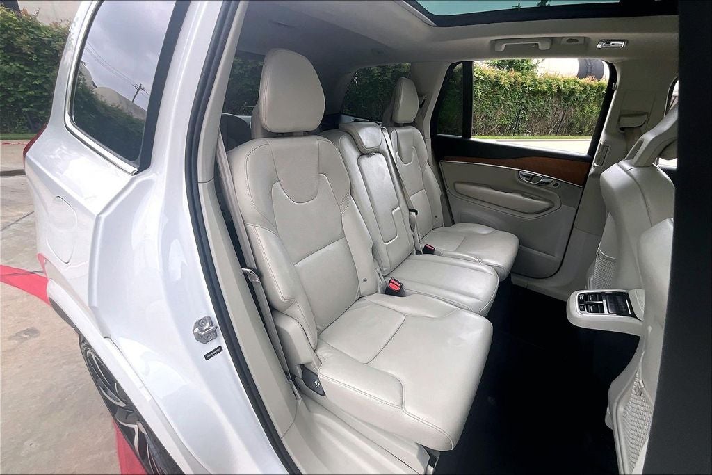 2022 Volvo XC90 T6 Momentum