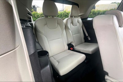 2022 Volvo XC90 T6 Momentum