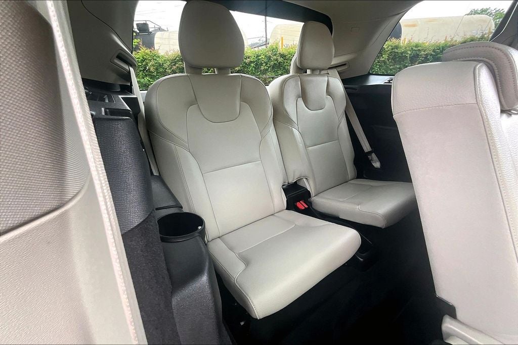 2022 Volvo XC90 T6 Momentum