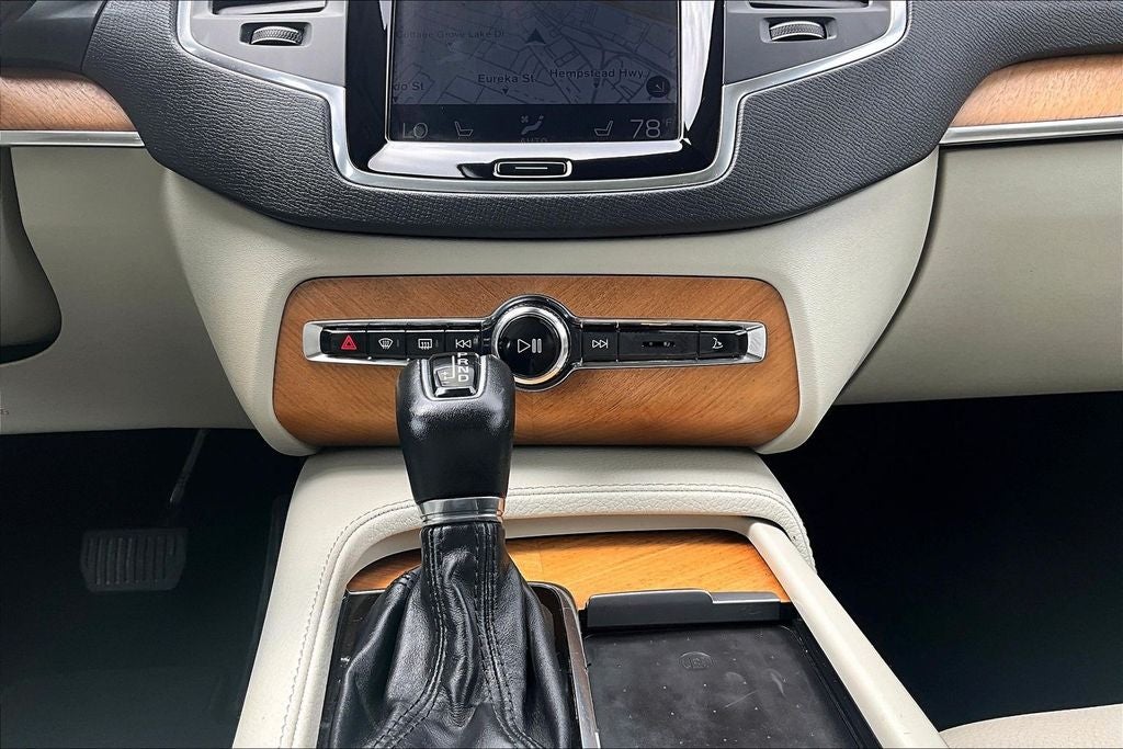 2022 Volvo XC90 T6 Momentum