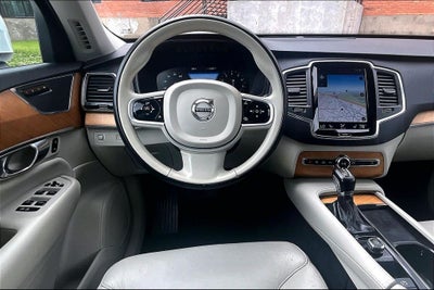 2022 Volvo XC90 T6 Momentum