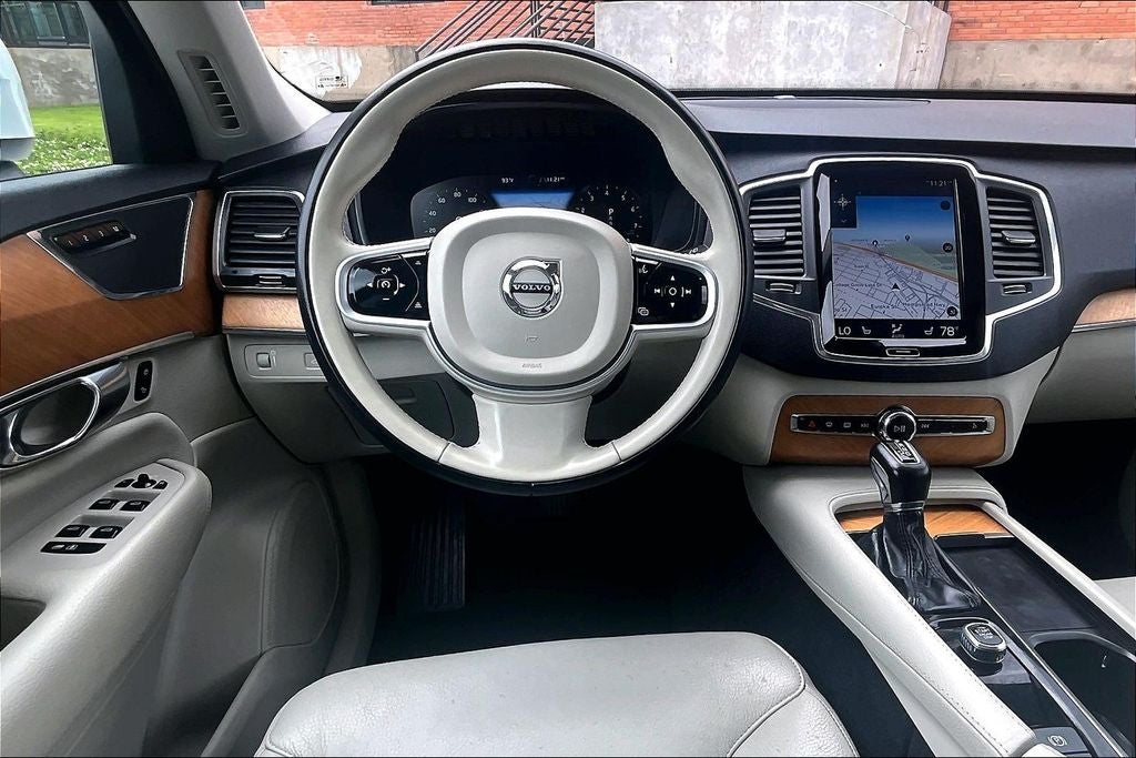 2022 Volvo XC90 T6 Momentum