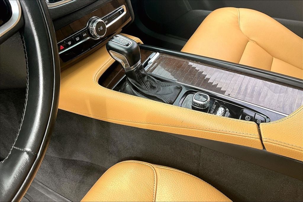 2017 Volvo XC90 T6 Momentum