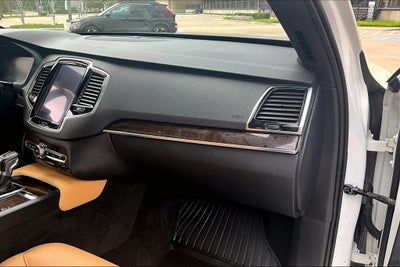 2017 Volvo XC90 T6 Momentum