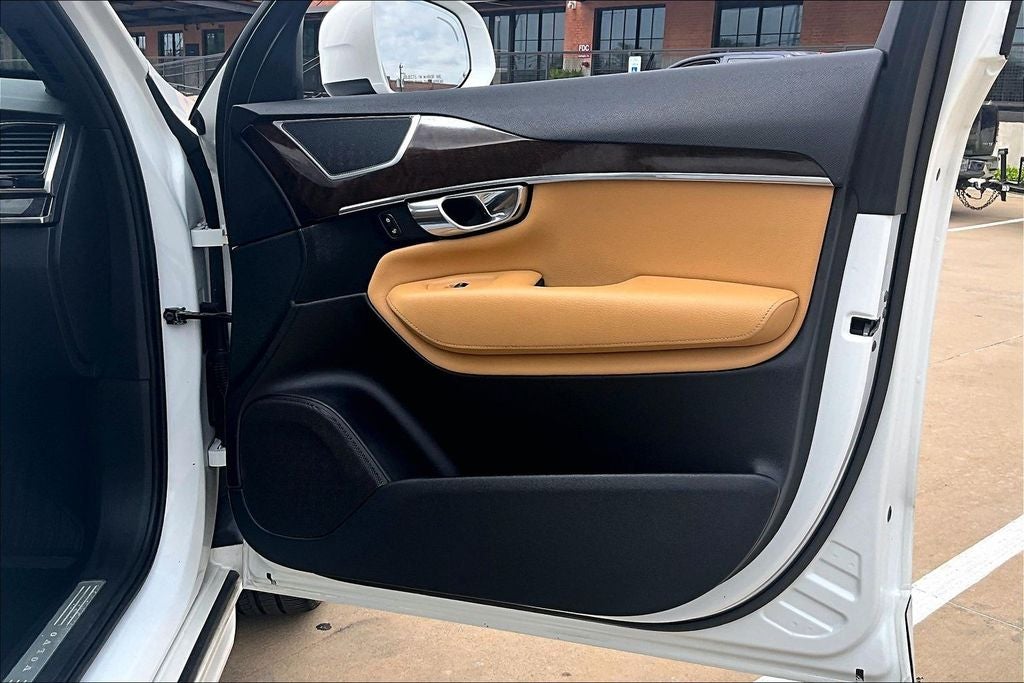 2017 Volvo XC90 T6 Momentum