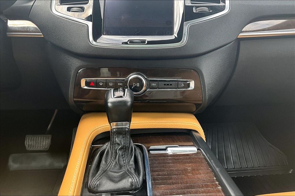 2017 Volvo XC90 T6 Momentum