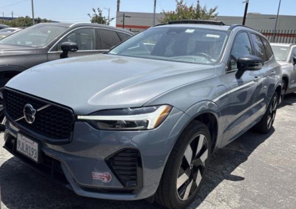 2024 Volvo XC60 Recharge Plug-In Hybrid T8 Plus Dark Theme