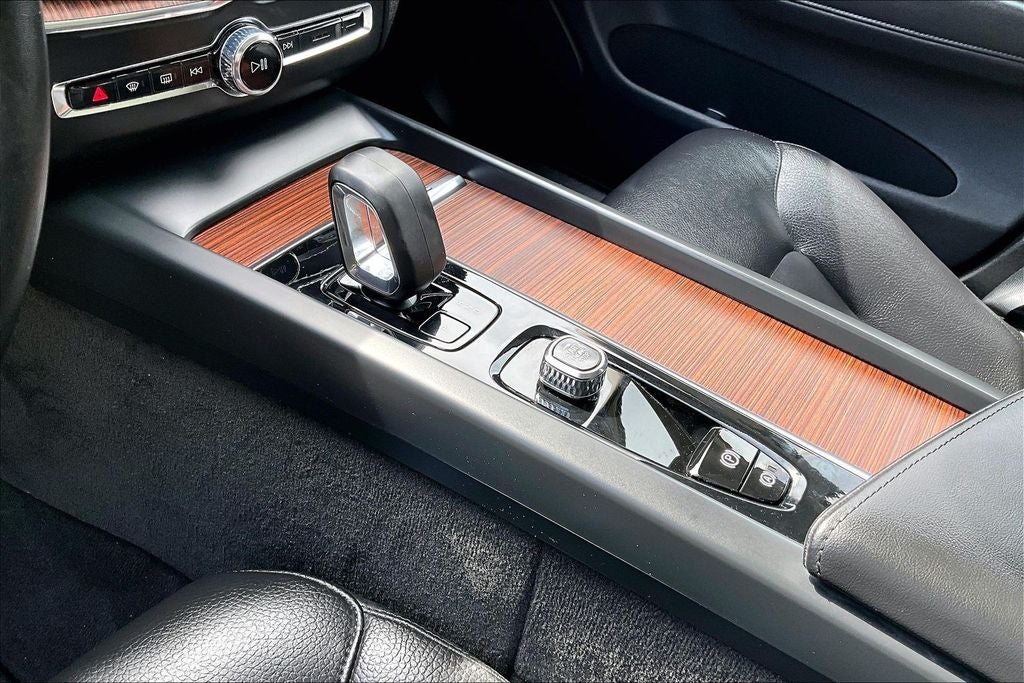 2024 Volvo XC60 Recharge Plug-In Hybrid T8 Plus Dark Theme