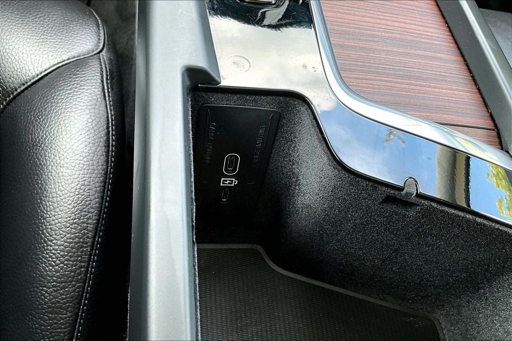 2024 Volvo XC60 Recharge Plug-In Hybrid T8 Plus Dark Theme