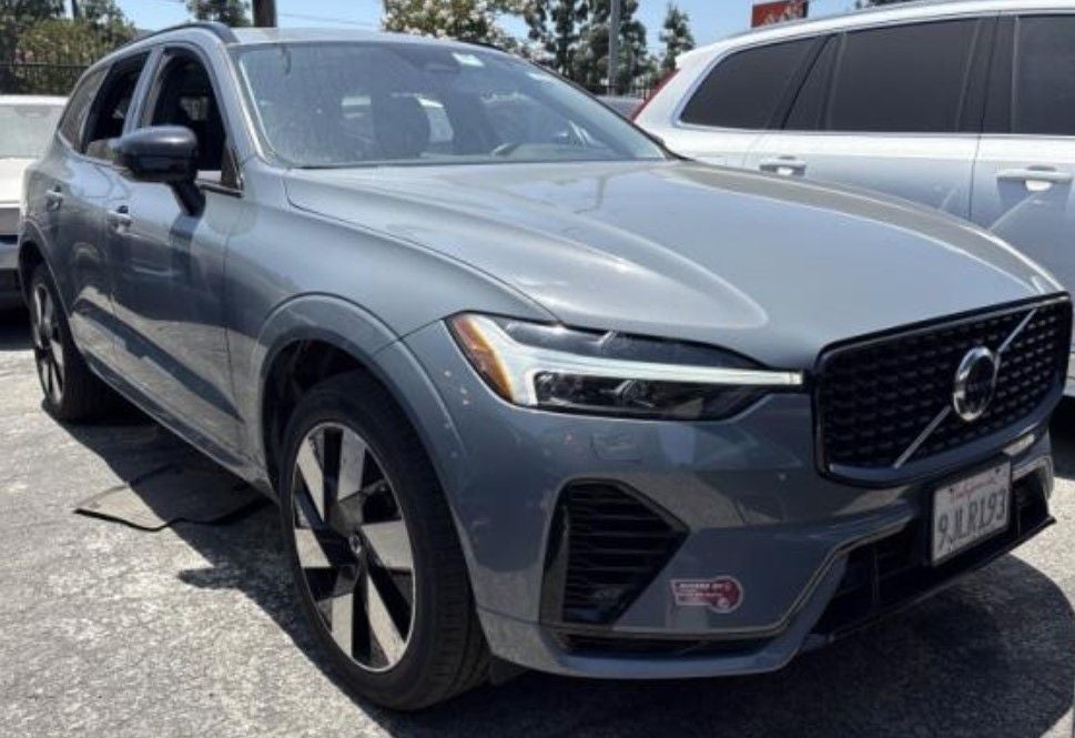 2024 Volvo XC60 Recharge Plug-In Hybrid T8 Plus Dark Theme