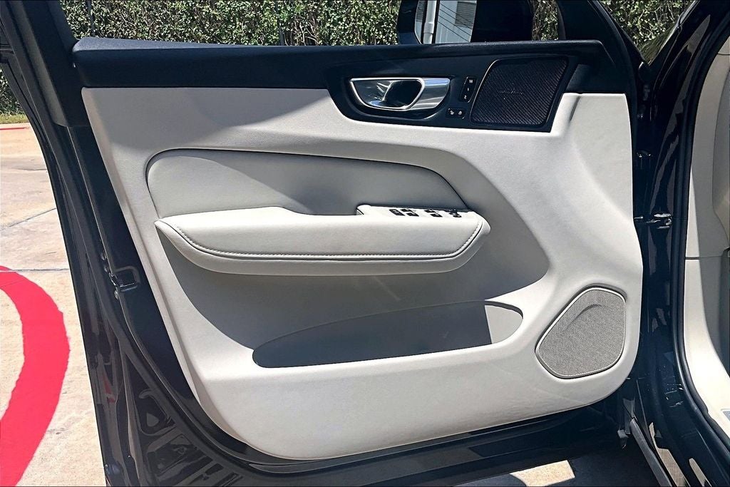 2025 Volvo XC60 Plug-In Hybrid T8 Ultra