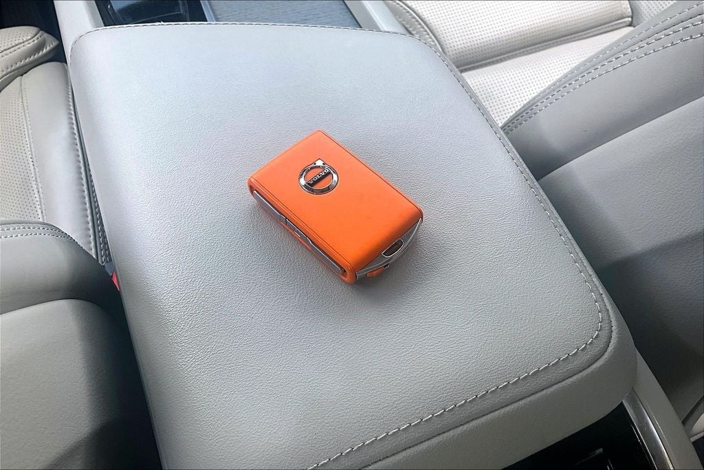 2023 Volvo XC60 B5 Ultimate Bright Theme