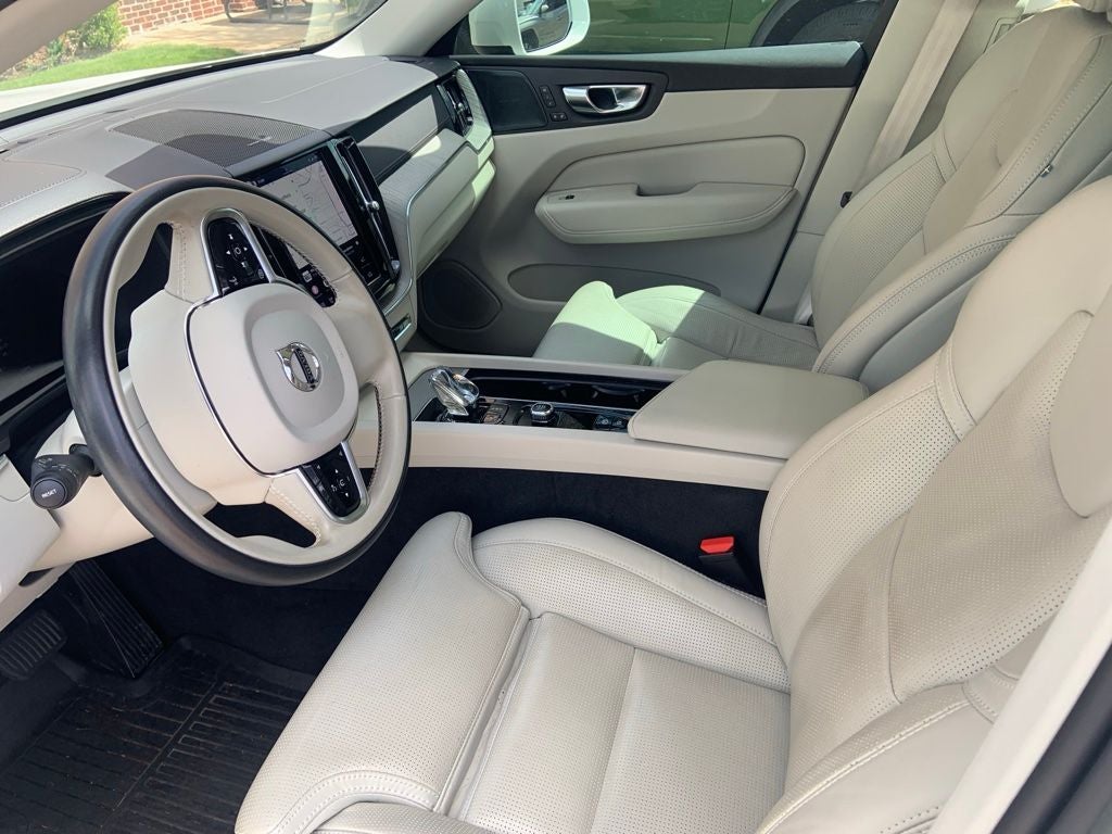 2023 Volvo XC60 B5 Ultimate Bright Theme