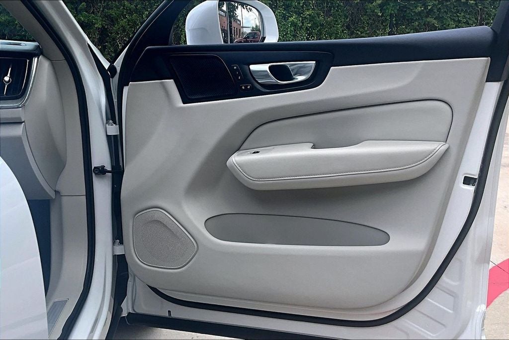 2023 Volvo XC60 B5 Ultimate Bright Theme