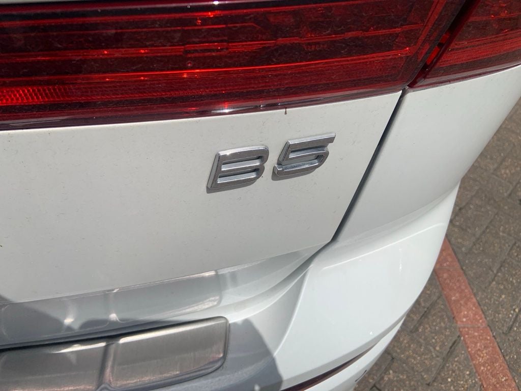 2023 Volvo XC60 B5 Ultimate Bright Theme