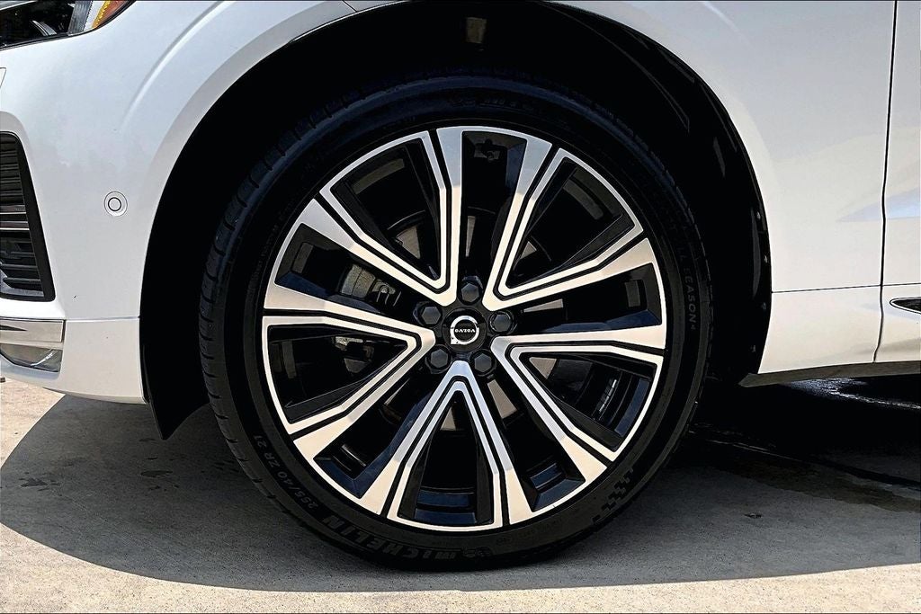 2023 Volvo XC60 B5 Ultimate Bright Theme