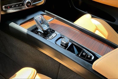 2023 Volvo XC60 B5 Ultimate Bright Theme