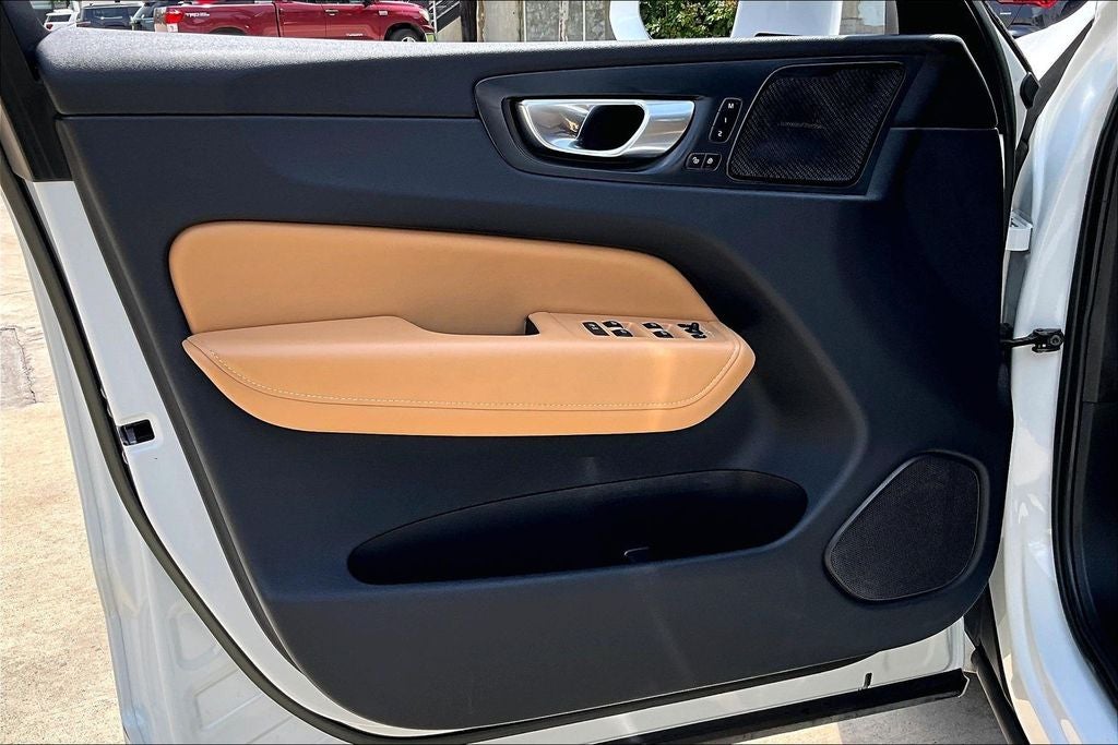 2023 Volvo XC60 B5 Ultimate Bright Theme