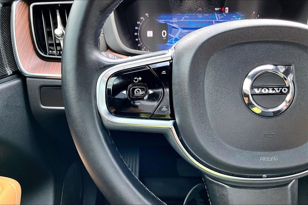 2023 Volvo XC60 B5 Ultimate Bright Theme