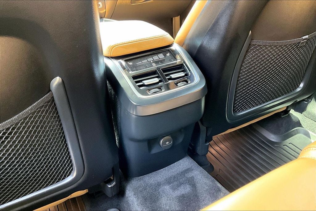 2023 Volvo XC60 B5 Ultimate Bright Theme