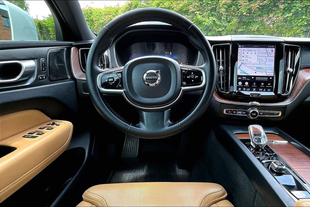 2023 Volvo XC60 B5 Ultimate Bright Theme