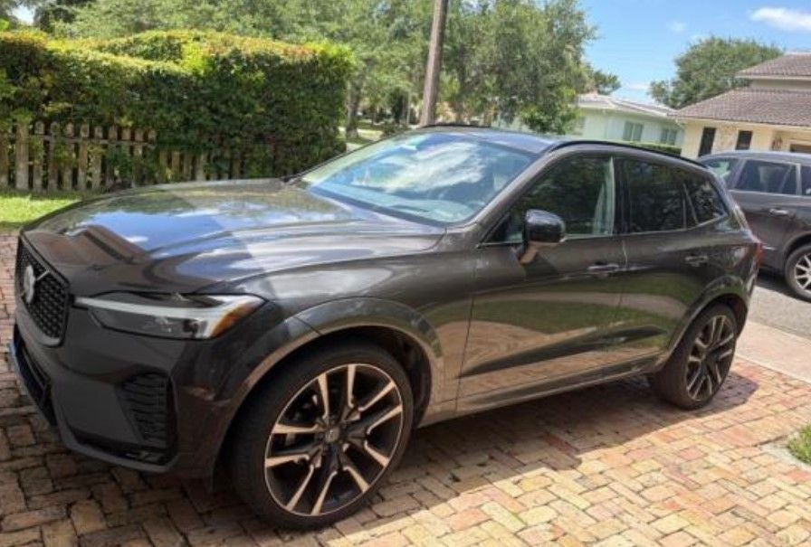 2023 Volvo XC60 B5 Ultimate Dark Theme